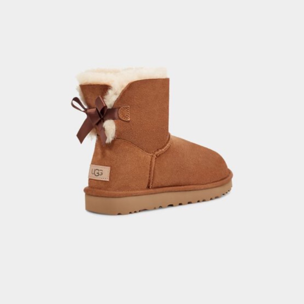 Uggs - Mini Bailey Bow II chestnut (size 9w)